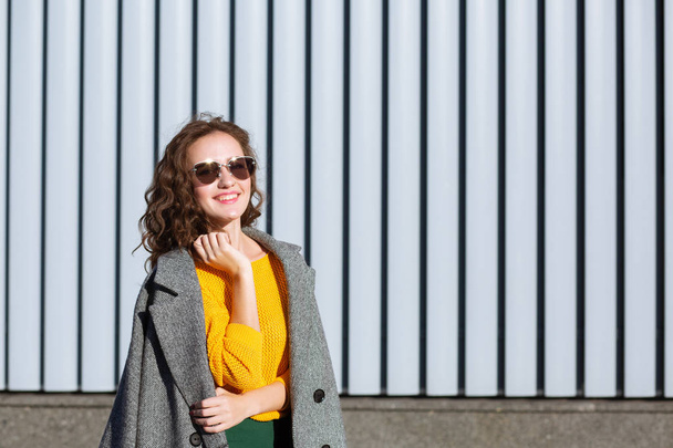 Aurinkoinen muotokuva melko hipster tyttö kävelee kadulla, me
 - Valokuva, kuva