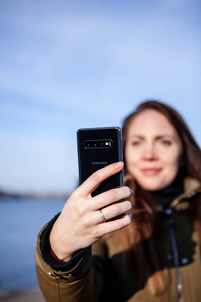 Girl taking photo on brand new Samsung Galaxy S10 - Foto, immagini