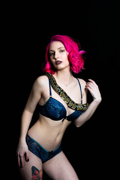 cheeky girl with a snake - Foto, Imagen