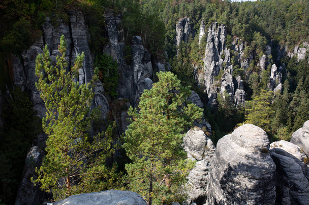 Landschaftspark mit Felsen in Deutschland - Foto, Bild