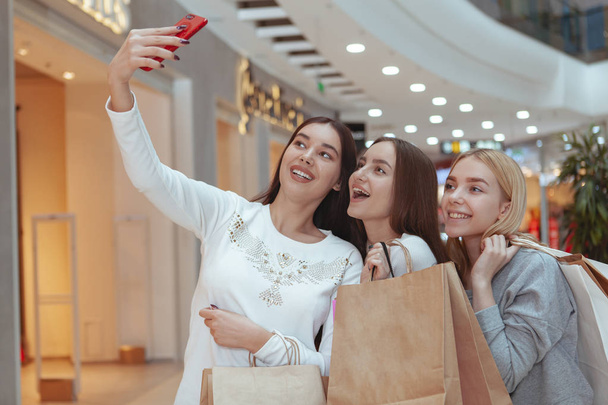 junge Frauen genießen den gemeinsamen Einkauf im Einkaufszentrum - Foto, Bild