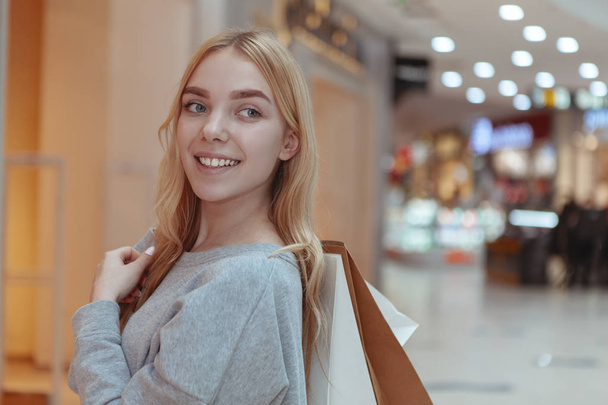 Beautiful young woman shopping at the local mall - Photo, Image