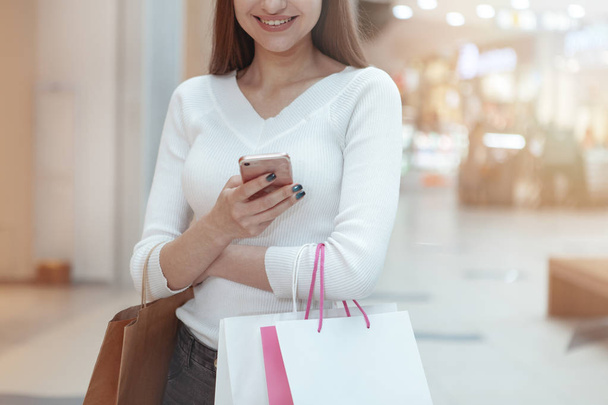 Beautiful young woman shopping at the local mall - Foto, Bild