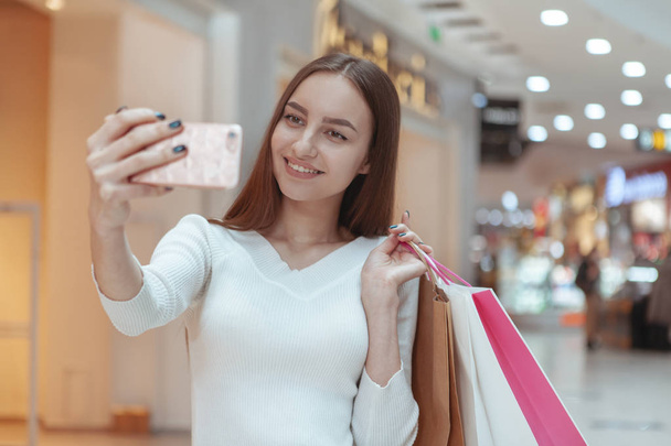 Beautiful young woman shopping at the local mall - Фото, зображення
