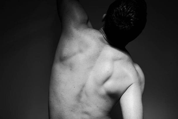 Photo en noir et blanc d'un beau mec sportif en studio
 - Photo, image
