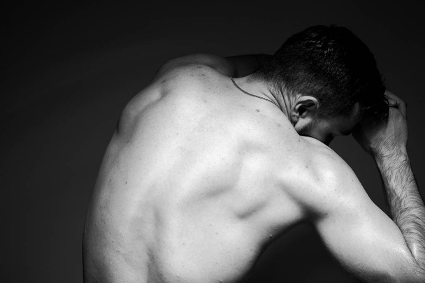 Siyah ve beyaz fotoğraf Studio yakışıklı ve sportif adam yakın çekim - Fotoğraf, Görsel