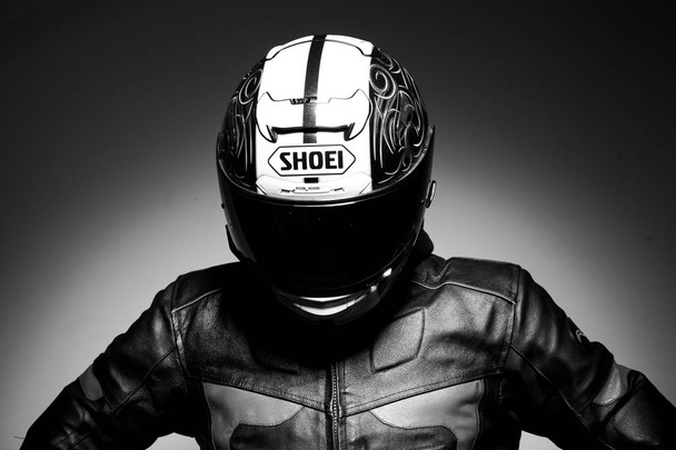 ヘルメット黒白い写真でハンサムな男のモーターサイク リスト - 写真・画像