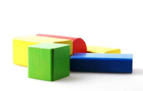 Studio girato di blocchi di giocattoli colorati sullo sfondo bianco - Foto, immagini