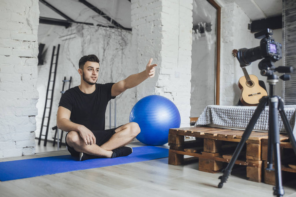 fitness blogger writing video for blog and telling basic rules during workout - Fotografie, Obrázek