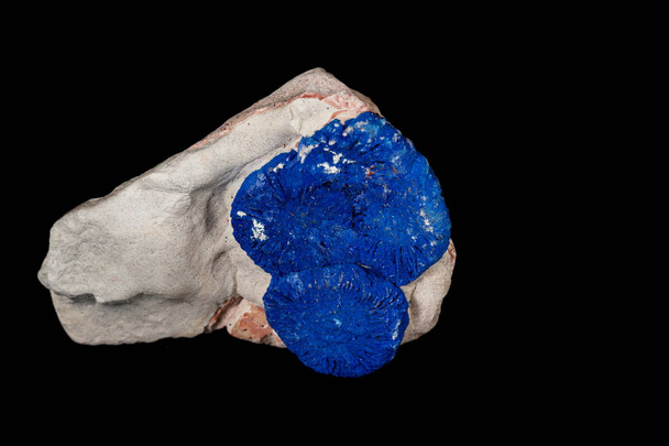 Pedra mineral macro Azurite em siltstone contra backgroun preto
 - Foto, Imagem