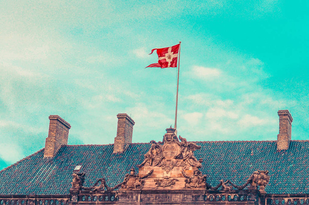 Bandeira nacional dinamarquesa no Palácio Real Amalienborg. Copenhaga, Dinamarca
 - Foto, Imagem