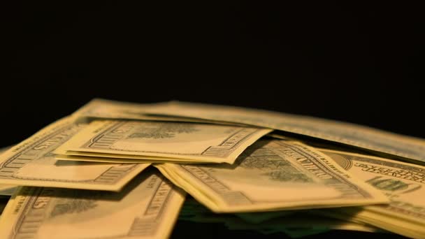 Düşen Doları banknot izole siyah arka plan, banka soygunu, suç - Video, Çekim
