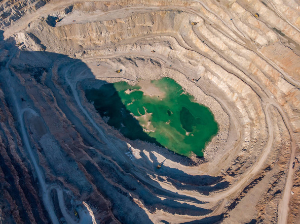 Открытый известняковый карьер, вид с воздуха. Горнодобывающая промышленность
 - Фото, изображение