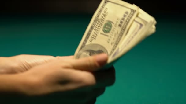 Γυναίκα καταμέτρησης δολάρια, πόκερ παίκτη προετοιμασία για το παιχνίδι, ανταλλάσσουν χρήματα σε μάρκες - Πλάνα, βίντεο