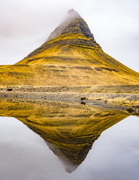Kirkjufell Reflection - Φωτογραφία, εικόνα
