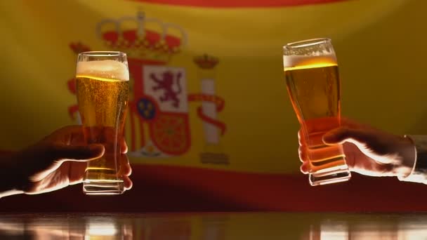Férfi csengő szemüveges beer, spanyol zászló a háttérben, sport rajongók pihen a pub - Felvétel, videó