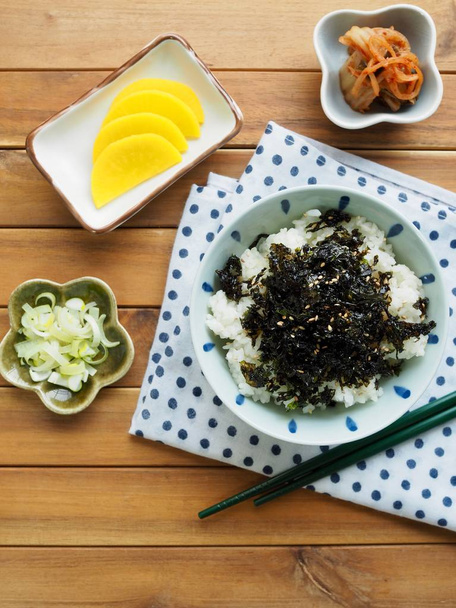 Polvo de cocina coreana Arroz blanco y Kimchi y rábano en escabeche
 - Foto, imagen