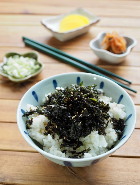 韓国料理海苔粉末白いご飯とキムチや漬物大根 - 写真・画像