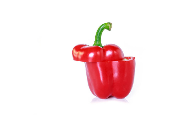 rode paprika, gesneden helft op witte achtergrond - Foto, afbeelding