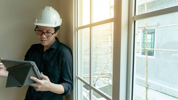 Asiatischer Ingenieur mit Tablet auf Baustelle - Foto, Bild
