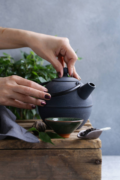 чавунний чайник на дерев'яному столі для чайної церемонії
 - Фото, зображення