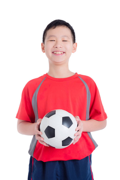 Jeune garçon tenant le ballon et souriant sur blanc
  - Photo, image
