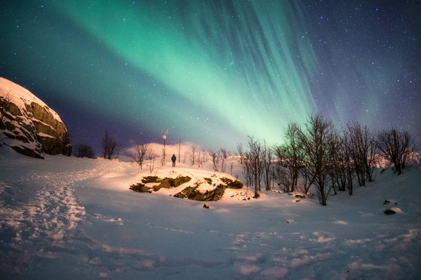 Paysage de montagne enneigée avec explosion aurore boréale
 - Photo, image