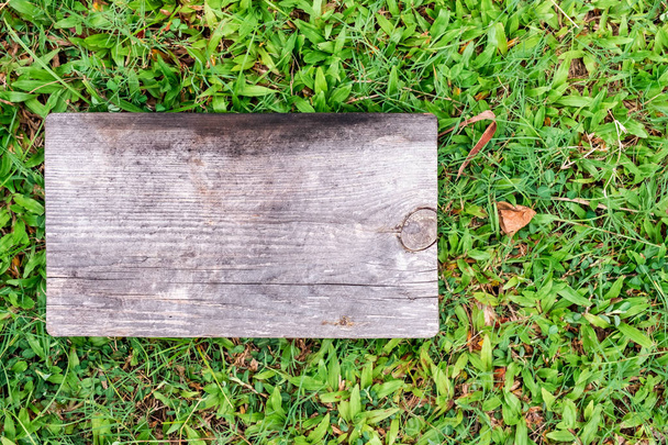 Пустые деревянные доски на траве
 - Фото, изображение