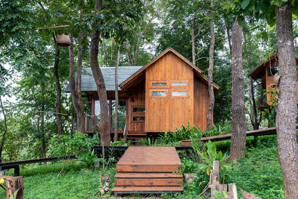 Arquitectura casa de madera en la lluvia
 - Foto, imagen