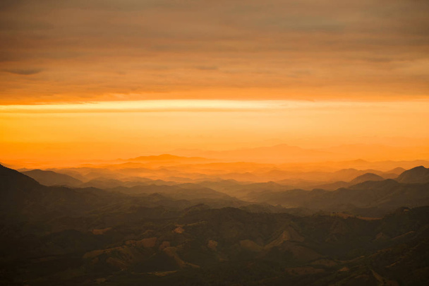 Arid land bovenaanzicht zonsondergang over uitzicht op heuvel met landbouw mou - Foto, afbeelding