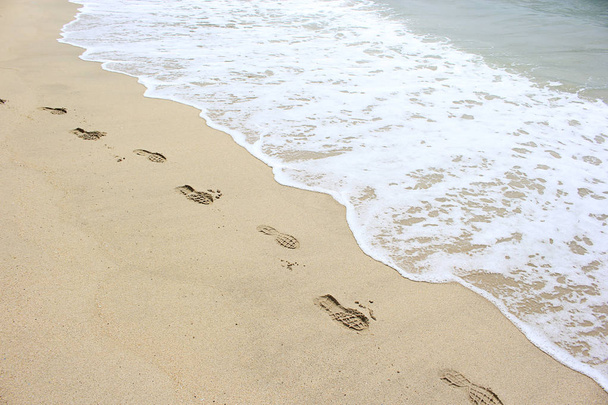 voetafdrukken op het strand - Foto, afbeelding