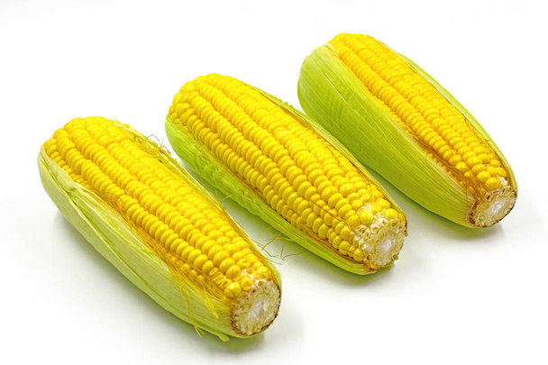 солодка кукурудза ізольована на білому фоні
.  - Фото, зображення
