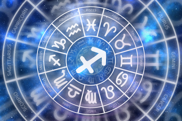 Sternzeichen-Sagittarius-Symbol innerhalb des Horoskopkreises - Foto, Bild