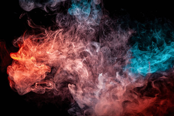 Movimiento abstracto congelado de humo explosión múltiples colores rojo y azul sobre fondo negro. Antecedentes del humo del vap
 - Foto, imagen