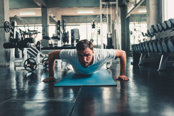 sportlicher Mann ist Liegestütztraining im Fitnessstudio., Portrait von yo - Foto, Bild