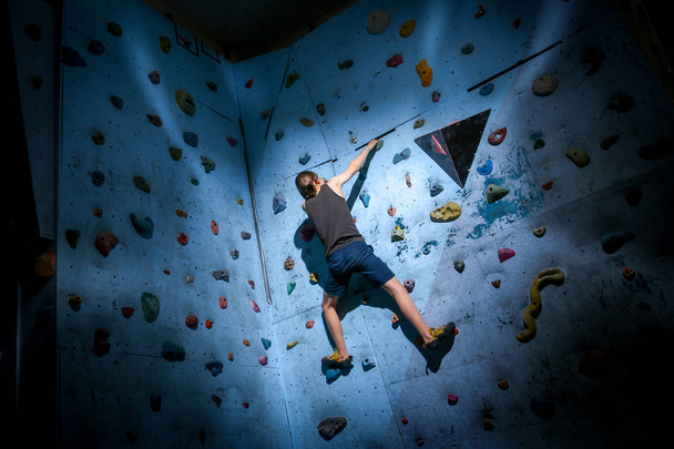 Teenage Boy treinando na parede de escalada
 - Foto, Imagem