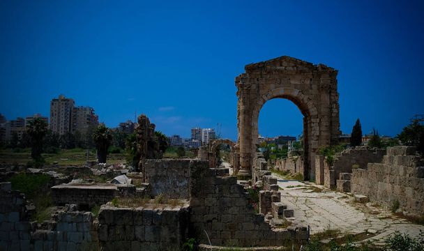 Restos de necrópole e Arco em colunas antigas sítio de escavação em Tiro, Líbano
 - Foto, Imagem