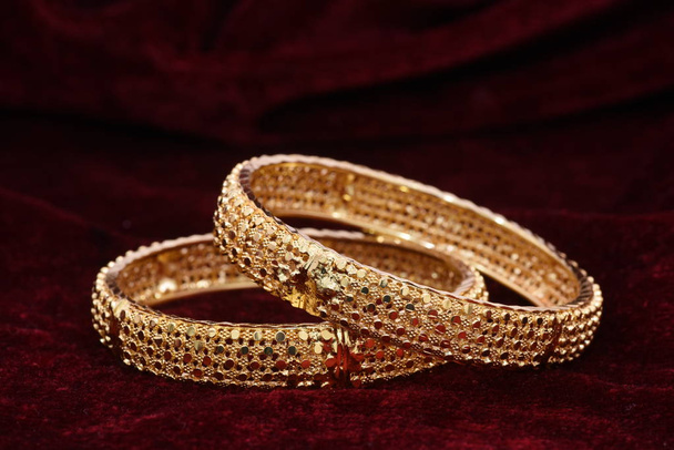 Φανταχτερό σχεδιαστής χρυσά βραχιόλια / βραχιόλια κοσμήματα closeup μακροεντολή εικόνα για τη γυναίκα της μόδας - Φωτογραφία, εικόνα