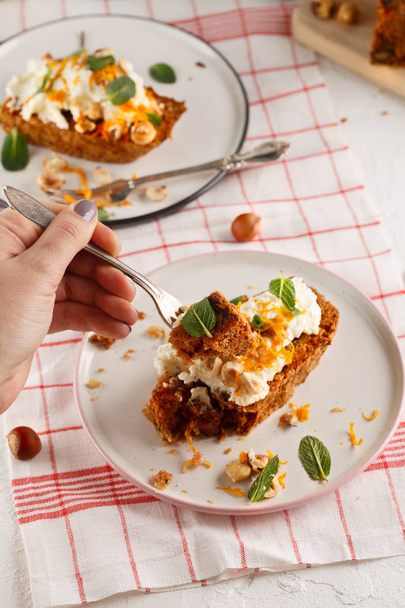 carrot fruit cake with nuts and cream - Foto, Imagem
