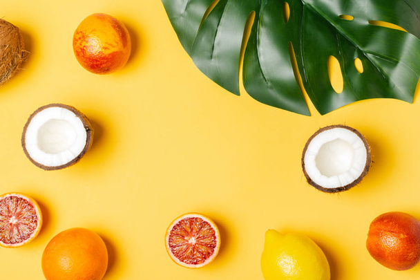 Frutos tropicais, laranjas de sangue, coco, limão, folha de monstera
 - Foto, Imagem