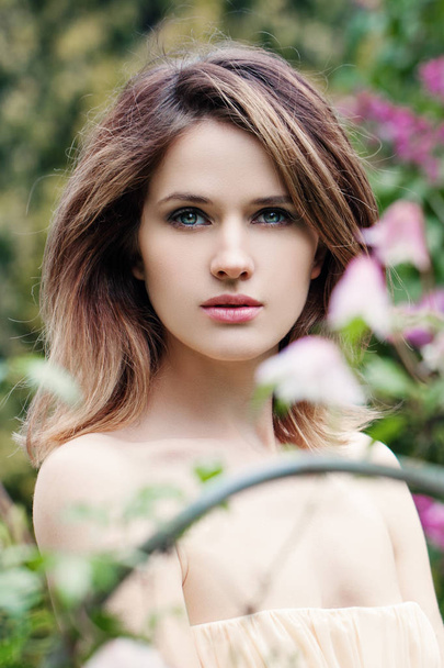 Beautiful young model spring girl in flowers - Foto, Bild