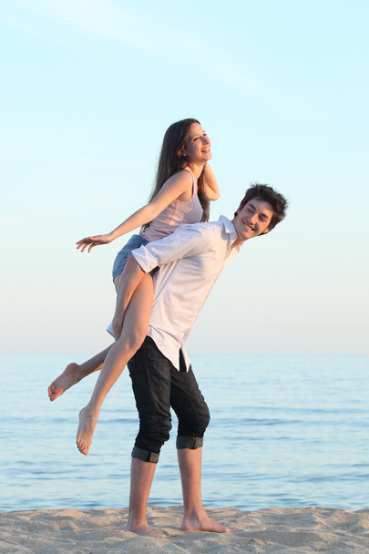 Пара, играющая на спине на пляже
 - Фото, изображение