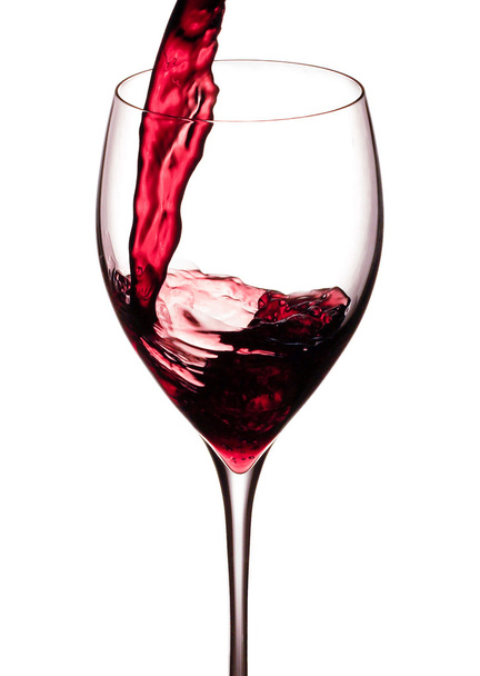 Spritzer Rotwein auf weißem Hintergrund - Foto, Bild