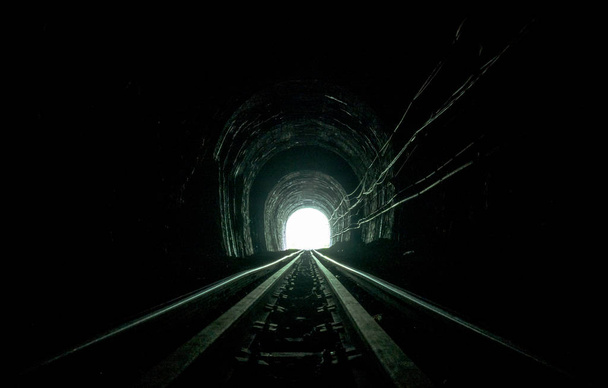 Tunel kolejowy. Starej linii kolejowej w jaskini. Nadzieja na życie w końcu drogi. Kolejowe lokomotywa pociągu w Tajlandii. Starą architekturę. Tunel kolejowy zbudowany w 1914 roku. Podróży i nadziei w miejscu przeznaczenia. - Zdjęcie, obraz