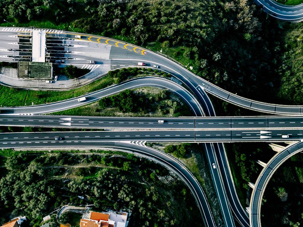Vista aérea de la autopista, autopista y autopista con un punto de pago de peaje en Italia
 - Foto, Imagen