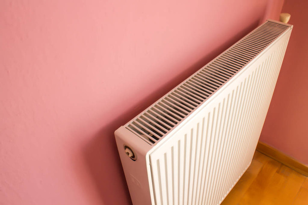 Moderne radiator op kleur muur binnenshuis. Centrale Verwarming - Foto, afbeelding