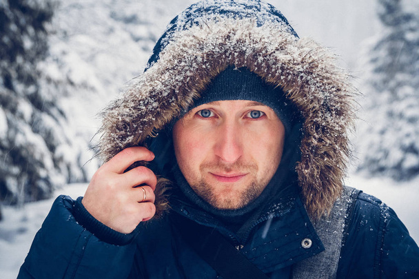 Portrait of a man in winter clothes - Photo, Image