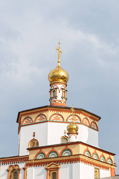 Rusland, Irkoetsk - juli 25, 2018: De kathedraal van de Epiphany-o - Foto, afbeelding