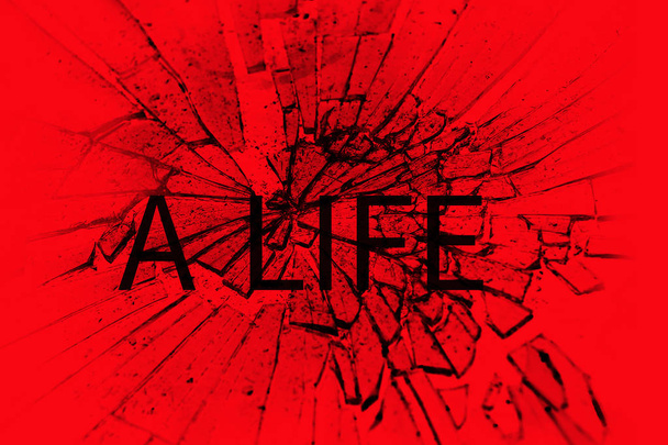 Textleben auf Glasscherben, rotem Hintergrund. Konzept des Verlustes an Interesse am Leben, Selbstmord - Foto, Bild