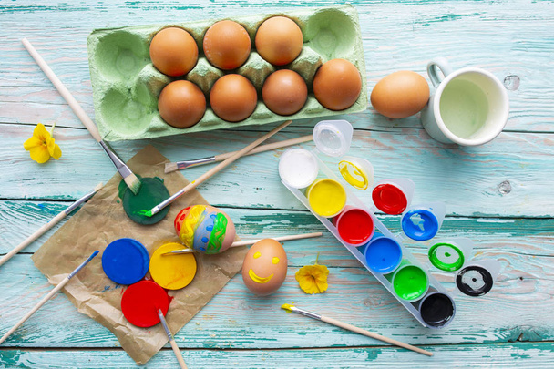 Joyeuses Pâques - peinture traditionnelle des œufs de Pâques
. - Photo, image